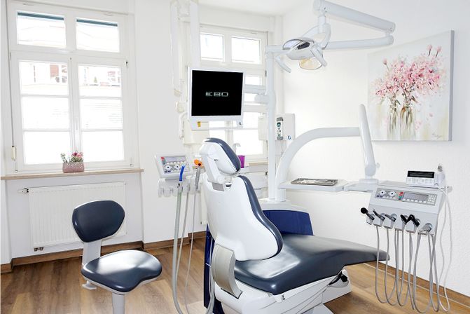 Behandlungszimmer der Zahnarztpraxis Dr. med. dent. Claudia Schmidt in Halle (Saale)