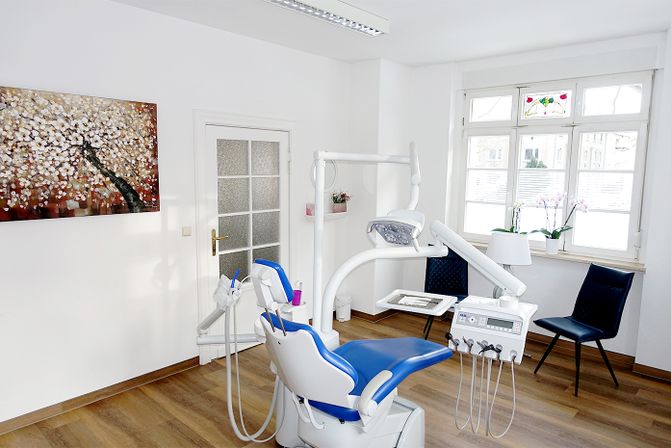 Behandlungszimmer der Zahnarztpraxis Dr. med. dent. Claudia Schmidt in Halle (Saale)