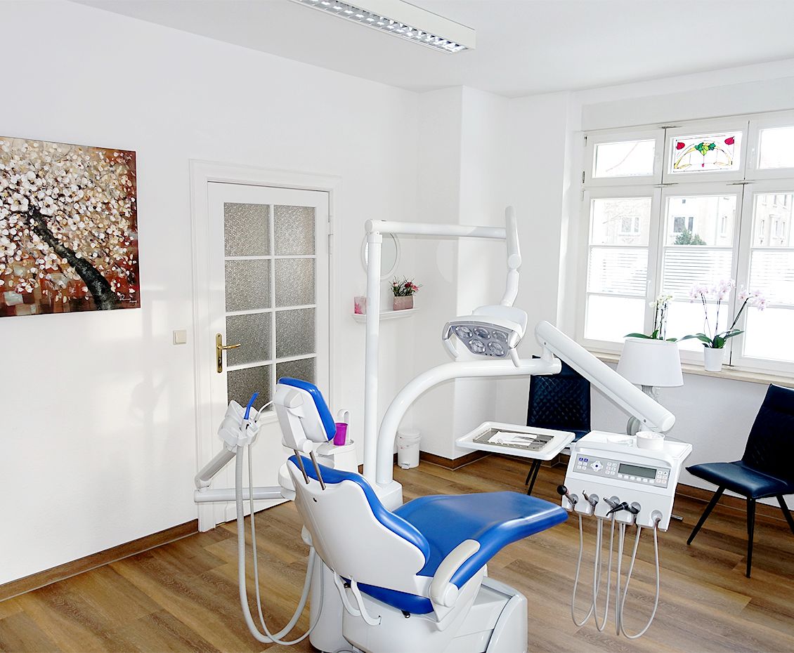 Behandlungszimmer der Zahnarztpraxis Dr. med. dent. Claudia Schmidt in Halle (Saale)